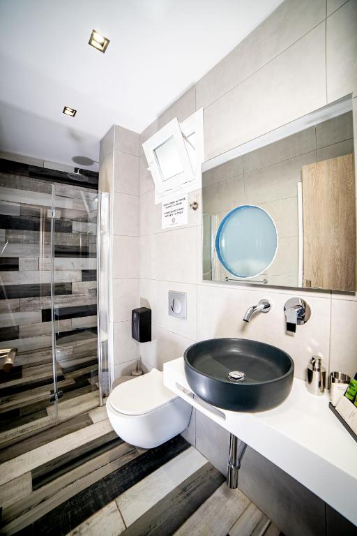 Standard Suite Bathroom 2